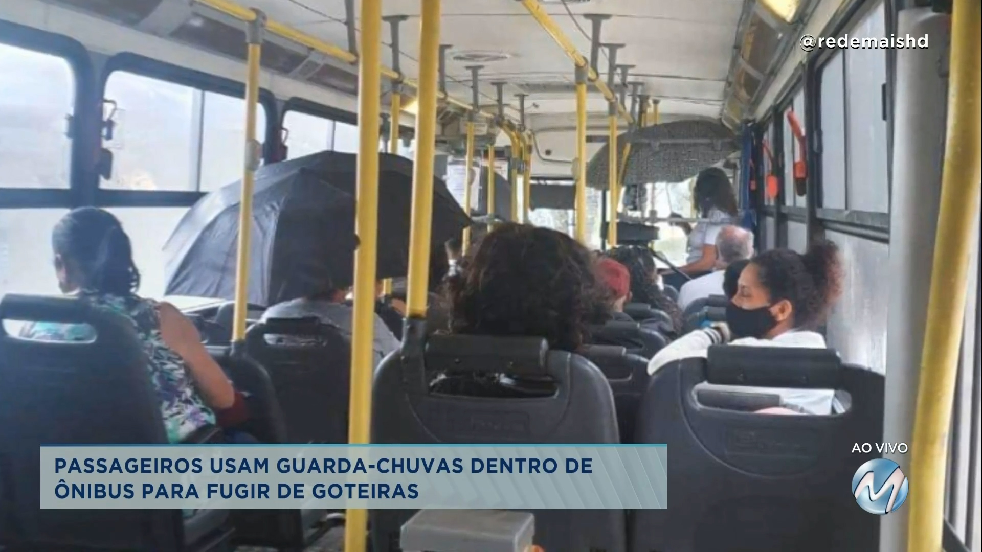 Passageiros Usam Guarda Chuvas Dentro De Nibus Para Fugir De Goteiras