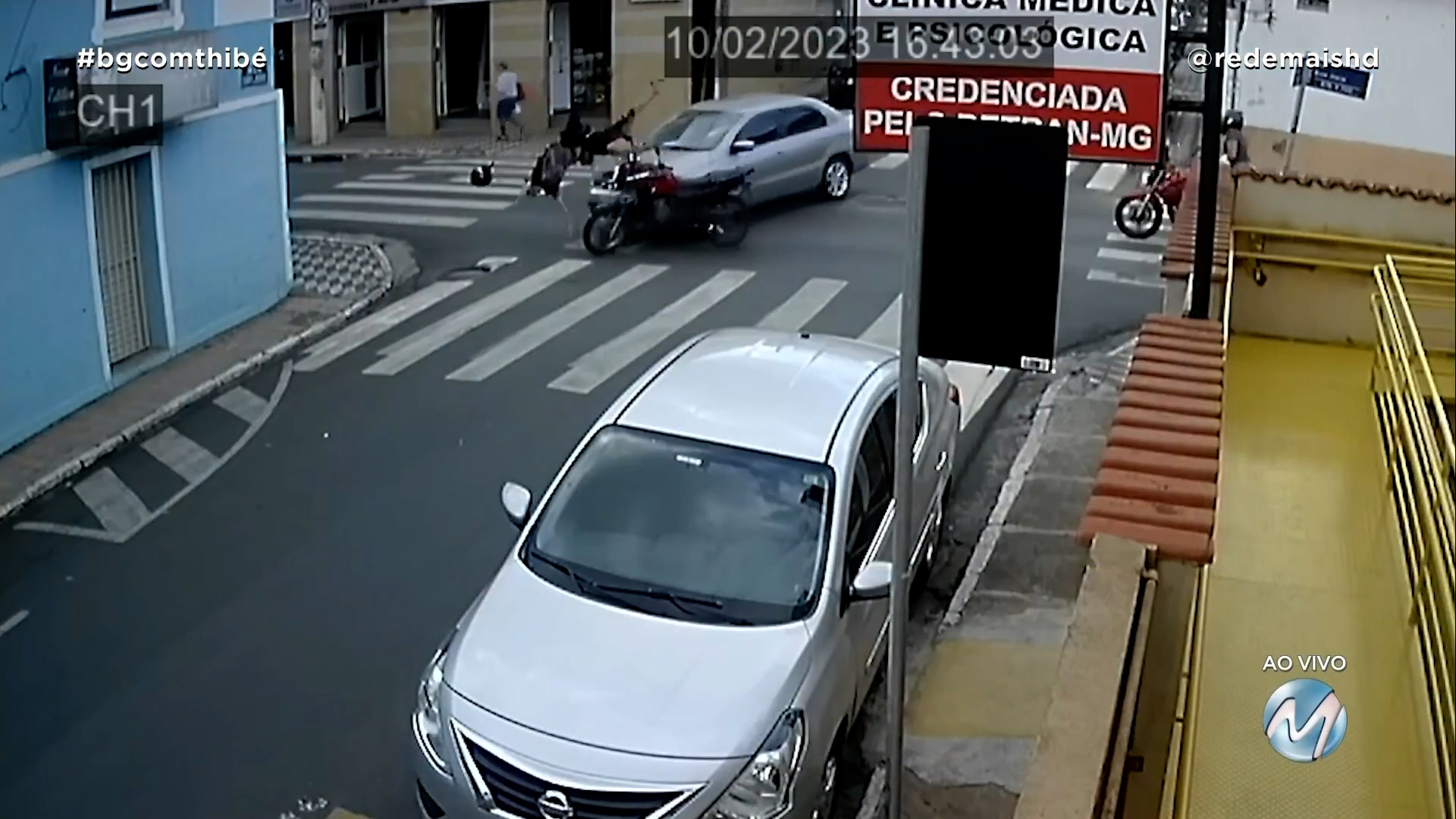 C Mera Flagra Batida Entre Carro E Moto Que Deixou Duas Mulheres