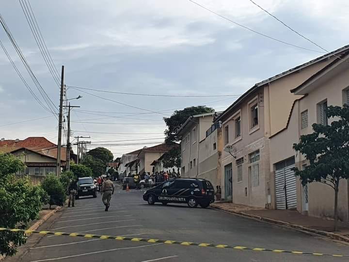 Mulher é encontrada morta na casa do namorado em Botelhos. Polícia investiga o caso