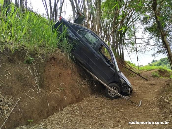 Muriaé: carro cai em ribanceira e motorista anda desorientado pela rodovia