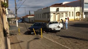 Flagrante: pedestre escapa por pouco de acidente em Alpinópolis