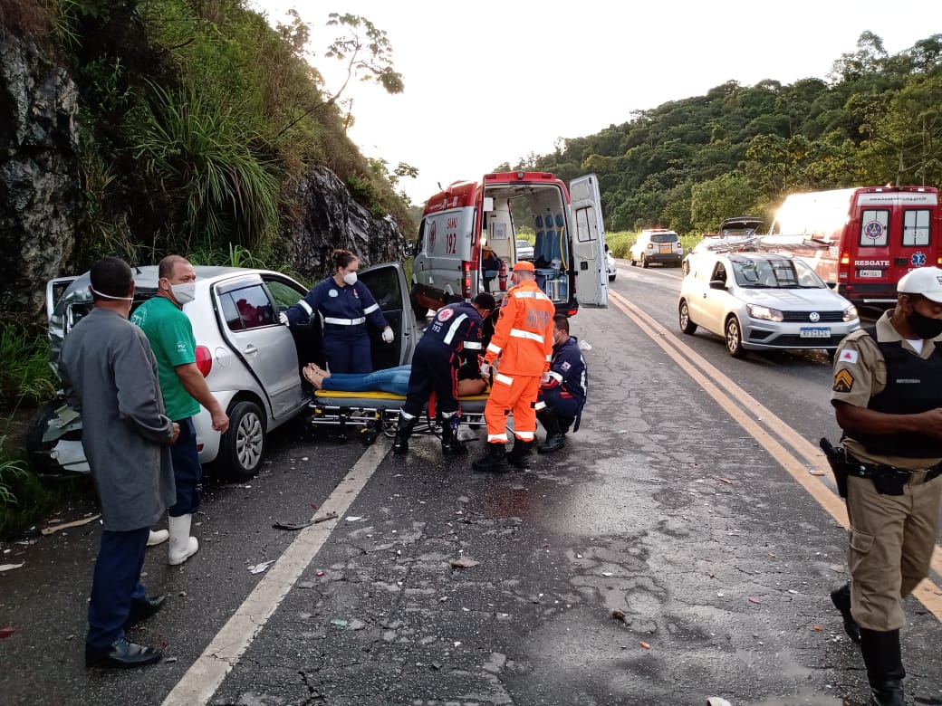 Engavetamento: 3 pessoas ficam feridas em acidente na tarde desta quarta-feira (3) na BR-265 em Barbacena no Campo das Vertentes