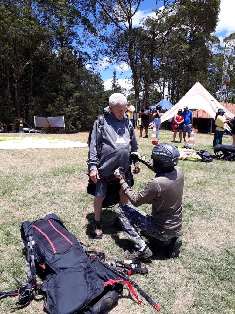Coragem: aposentado decide voar de paraglider pela 1ª vez aos 89 anos