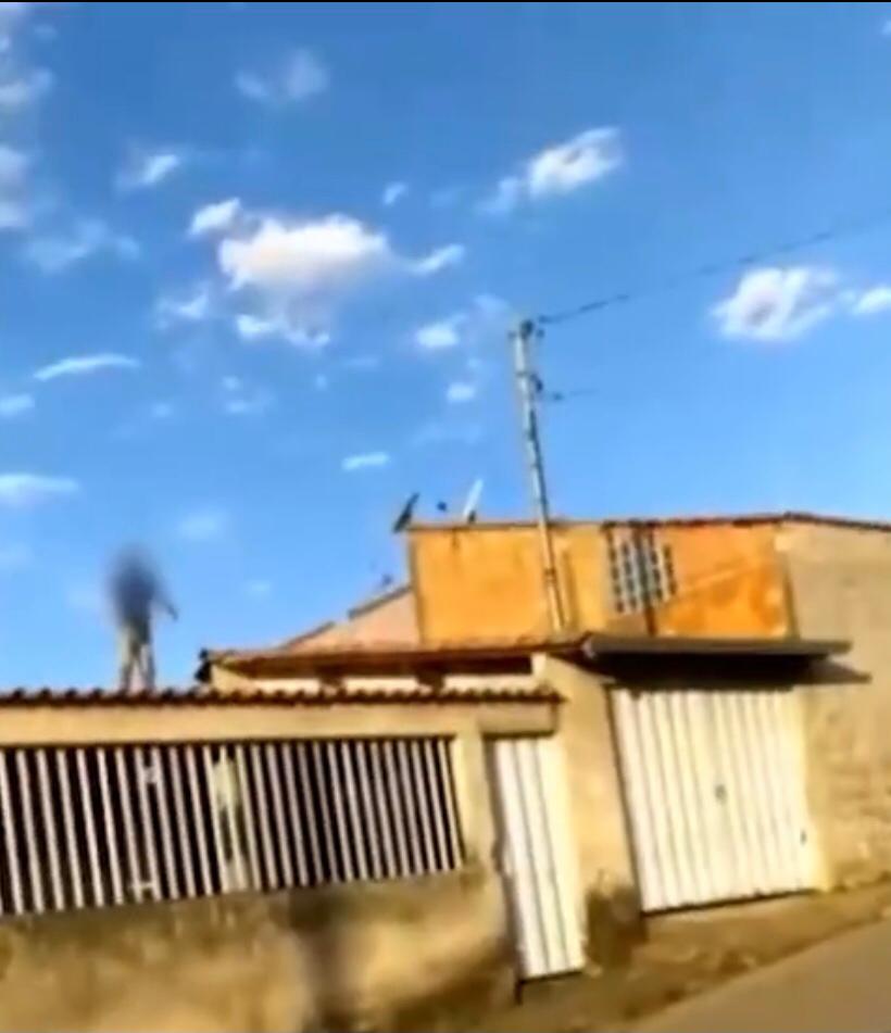 Fuga pelo telhado: foragido da justiça dá trabalho para a PM em Varginha