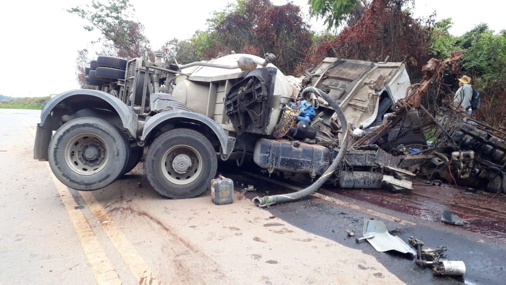 Carreta carregada de cimento tomba na BR-265 em Nepomuceno no Sul de Minas