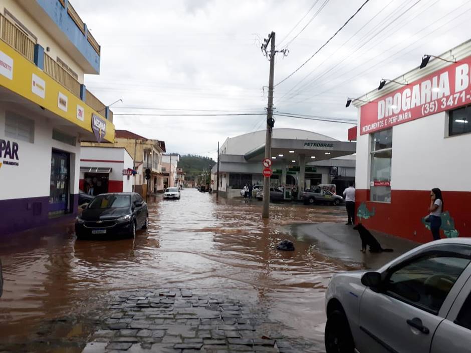 Santa Rita do Sapucaí: ruas ficam alagadas após chuva forte