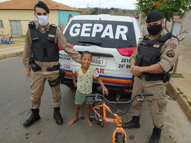 Polícia Militar presenteia menino que sonhava ter uma bicicleta