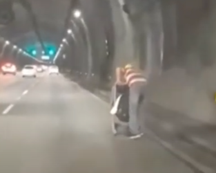 Irresponsabilidade: dupla é flagrada com carrinho de supermercado em rodovia