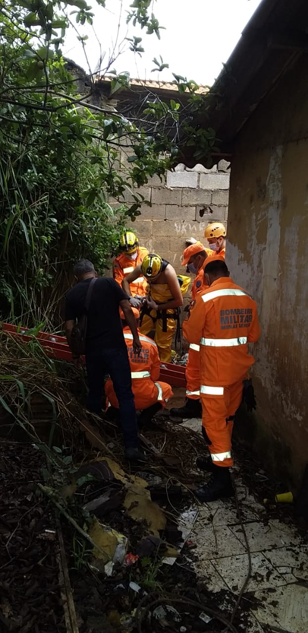 Se deu mal: homem pula muro para “pegar” limão e cai dentro de cisterna em Varginha