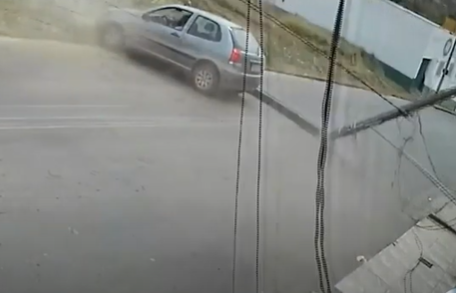 Cigarra causa acidente em Varginha. Motorista perdeu o controle e bateu veículo em poste