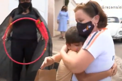 Dia das crianças: professoras fazem visita surpresa para alunos de escola de São Gonçalo do Sapucaí