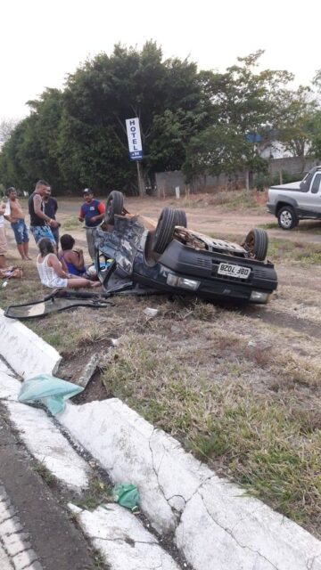 Acidente na MG-050: carro capota após batida em Alpinópolis