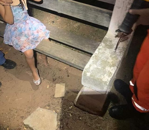 Criança fica com perna presa em banco de praça em Guaxupé