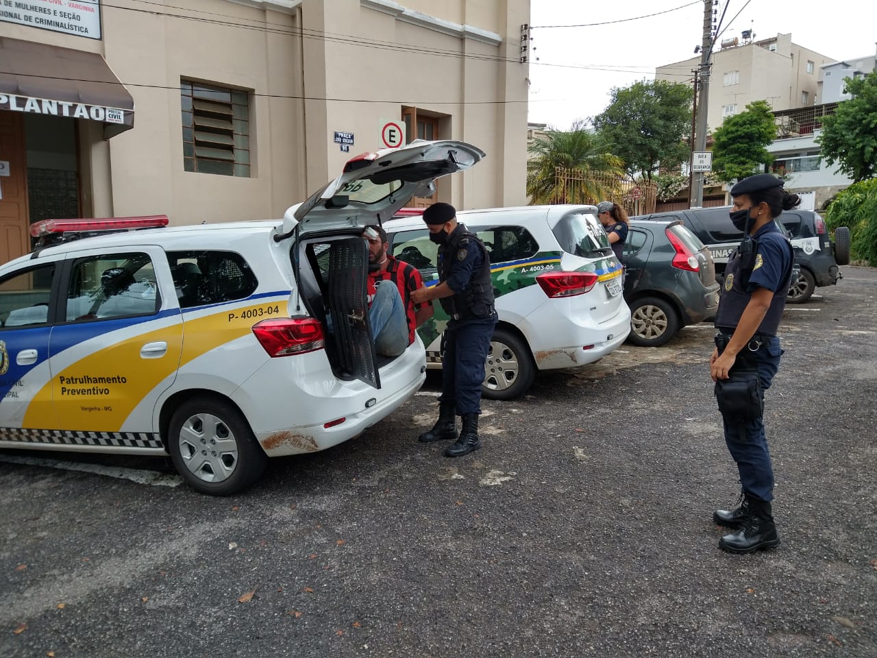 Escondido entre sacos de lixo: foragido da justiça é detido na rodoviária de Varginha