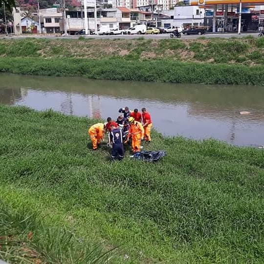 Juiz de Fora: idosa é resgatada após cair do Rio Paraibuna