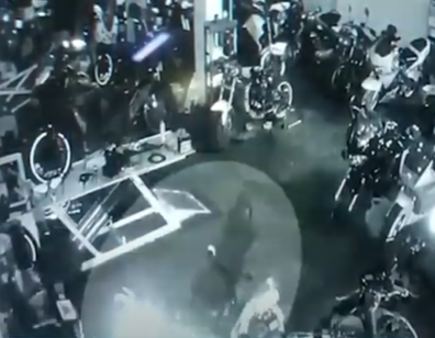 Mistério: moto liga sozinha e anda dentro de oficina durante a madrugada