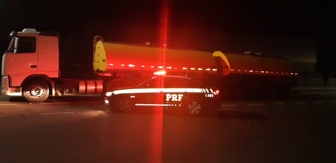 Carreta é apreendida durante fiscalização na BR-381 em São Gonçalo do Sapucaí