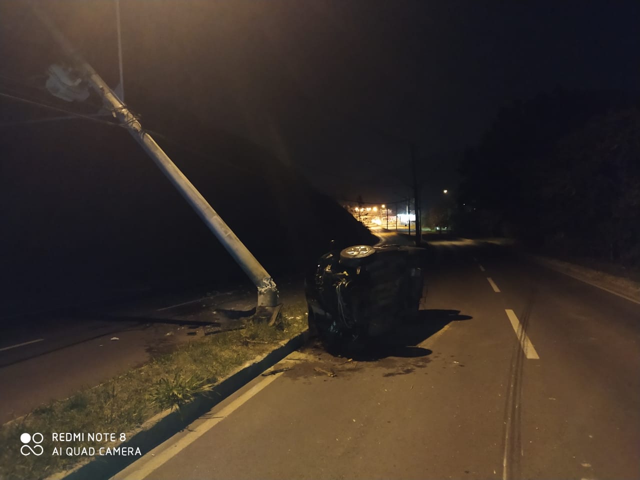 Poços de Caldas: homem morre depois de bater carro em poste