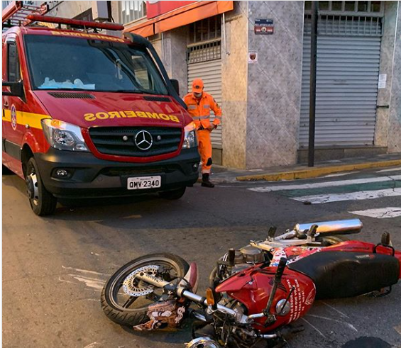 Acidente: moto bate em caminhão em cruzamento no centro de Varginha