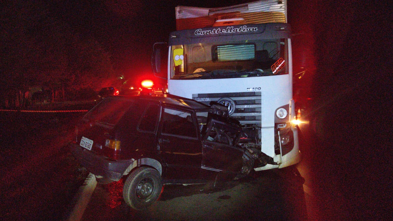 Idoso morre depois de bater carro de frente com caminhão na Br-459 em Congonhal no Sul de Minas