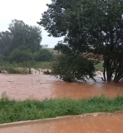 Elói Mendes: chuva causa alagamentos e casa de idoso fica alagada no bairro Vila Colli