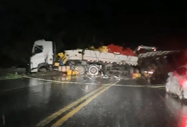 Caminhoneiro morre em acidente envolvendo 2 caminhões e 3 carretas na BR-251 na serra de Francisco Sá no Norte de Minas