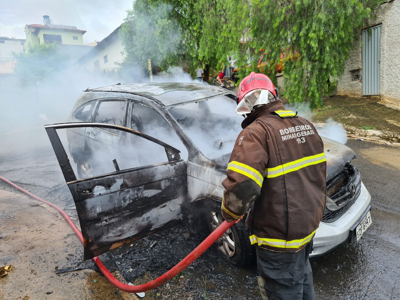 Alfenas: carro que teria sido furtado pega fogo