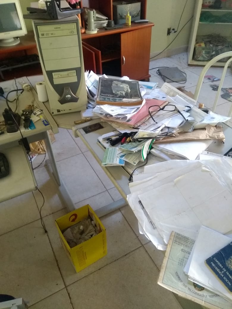 Câmeras: homem invade e furta marmoraria e venda de veículos