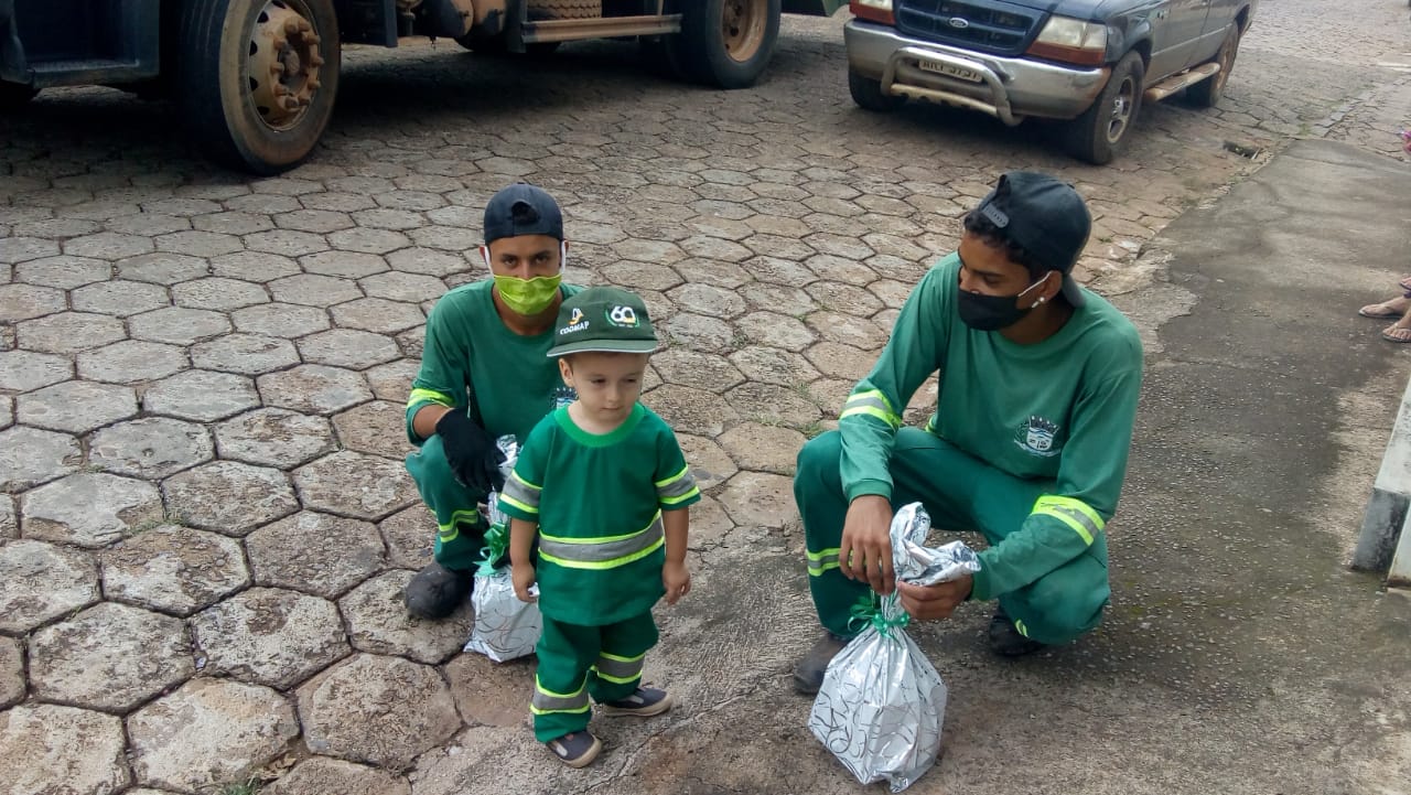 Paraguaçu: menino pede e ganha roupa de gari de presente de natal