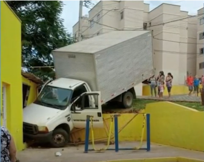 Caminhão perde freio e bate em guarita de condomínio em Itajubá no Sul de Minas