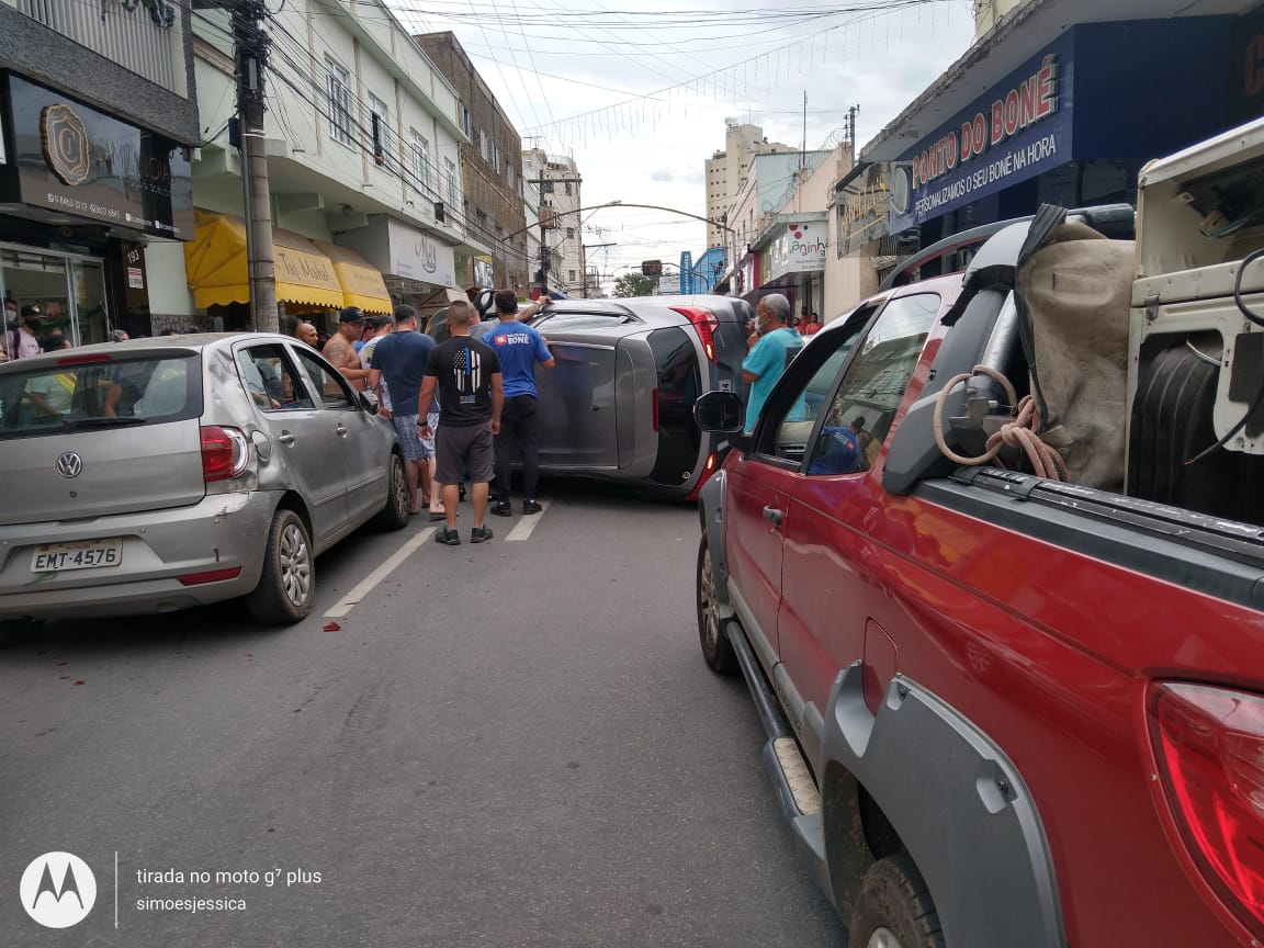 Flagrante: homem com tornozeleira eletrônica e sem habilitação provoca acidente no centro de Itajubá