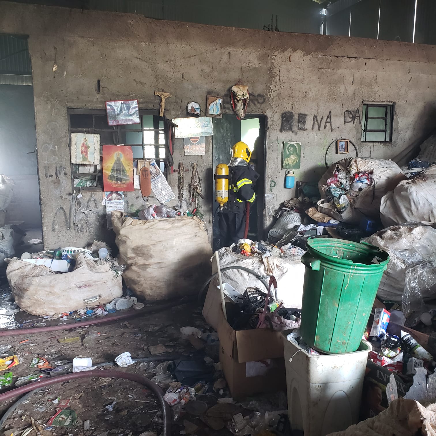 Galpão de materiais recicláveis pega fogo em Cristina no Sul de Minas