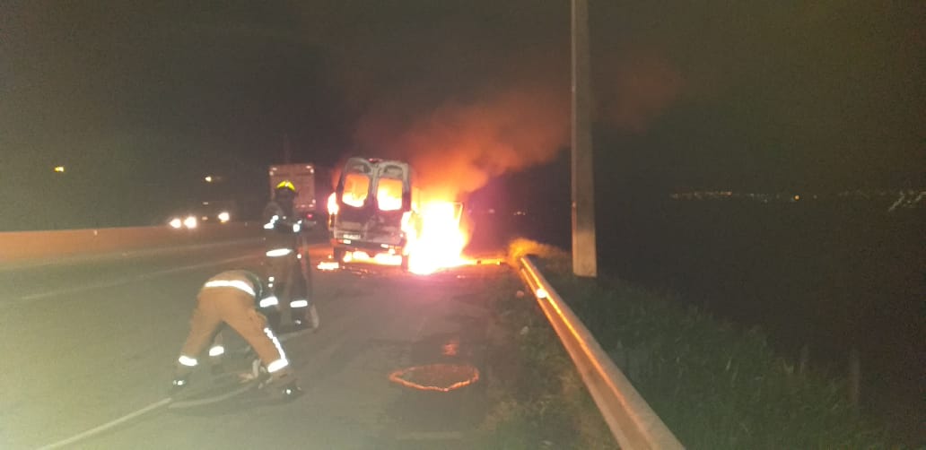 Fernão Dias: van fica destruída após pegar fogo em Pouso Alegre