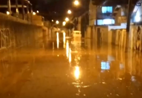 Itajubá: ruas ficam alagadas e árvores caem durante forte chuva