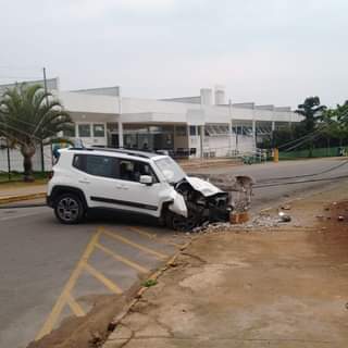 Varginha: motorista se atrapalha com carro automático e bate em poste