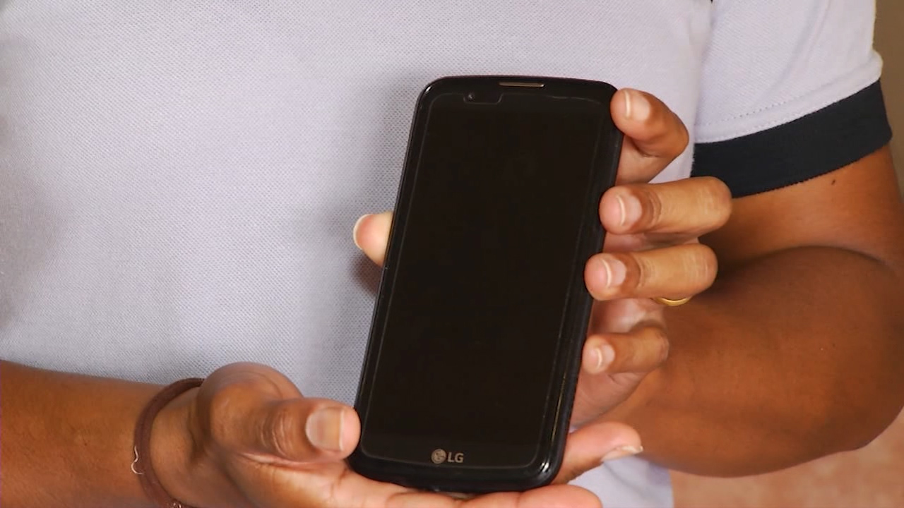 Flagrante: menina tem celular roubado