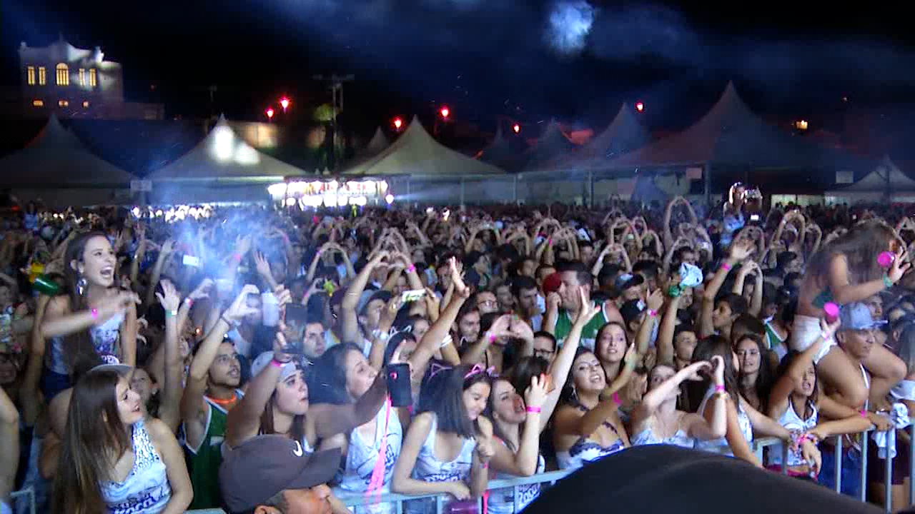 Thibé na folia com Maiara e Maraísa