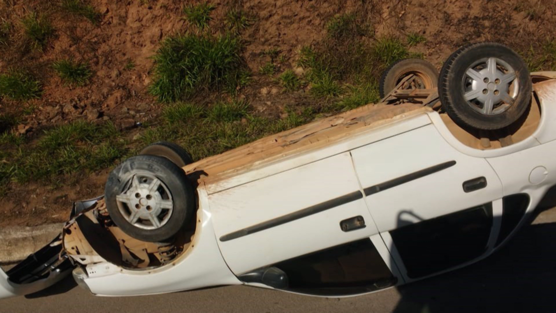 Carro capota na BR-491 em Varginha