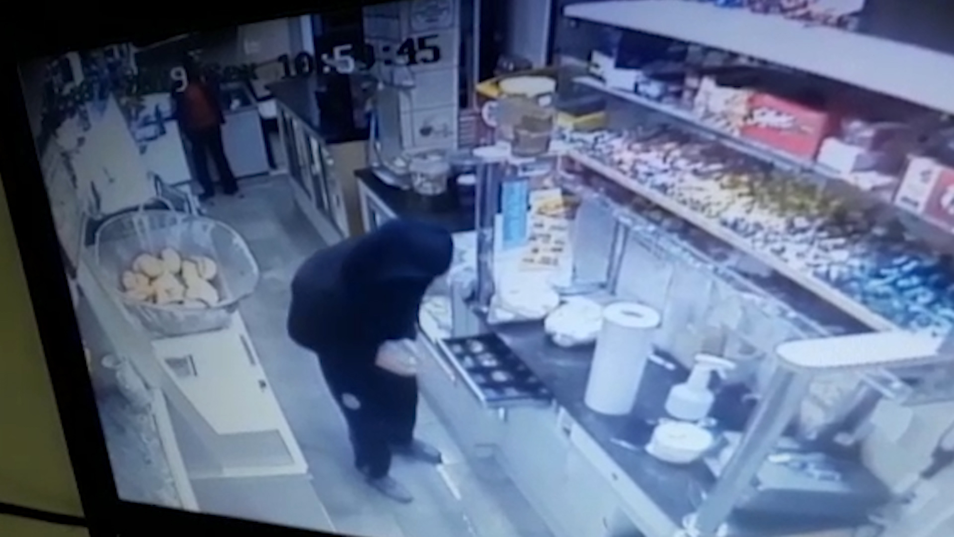 Em menos de uma hora: suspeitos roubam sorveteria e padaria