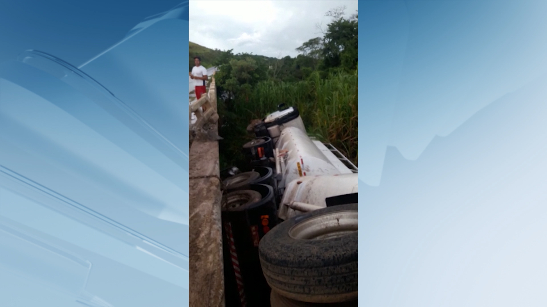 BR-491: carreta que carregava etanol tomba na rodovia