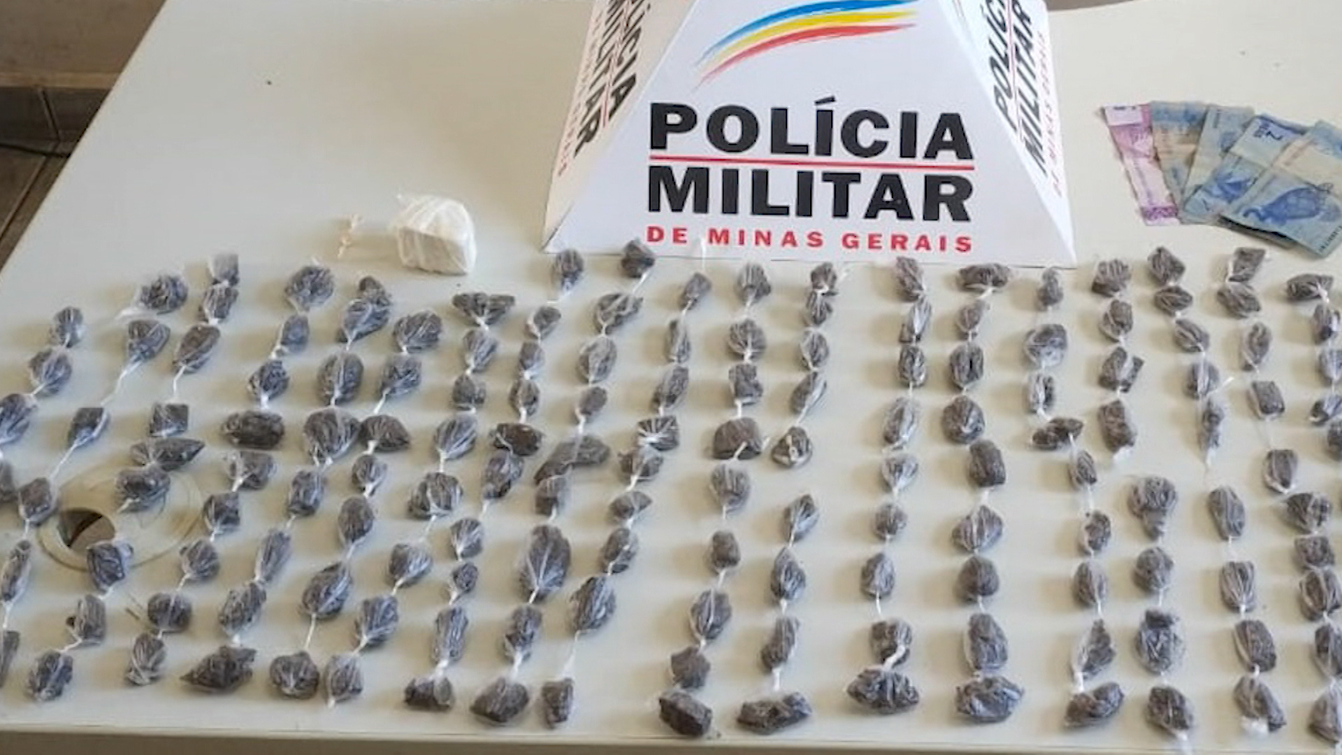 PM apreende 130 buchas de maconha em Três Pontas