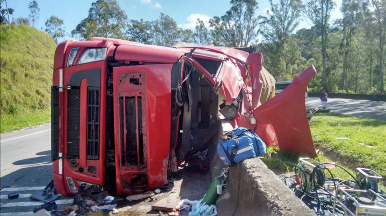 Fernão Dias: carreta tomba e motorista é socorrido de helicóptero