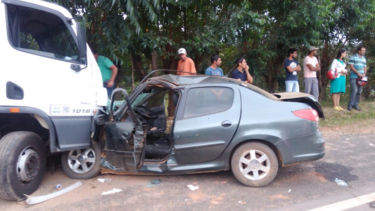 BR 267: caminhão invade pista contrária e bate em carro