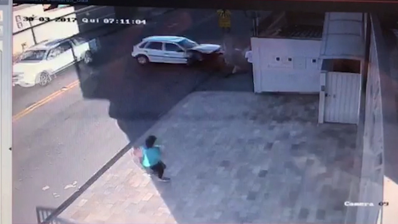 Acidente: motorista passa mal e carro bate em poste