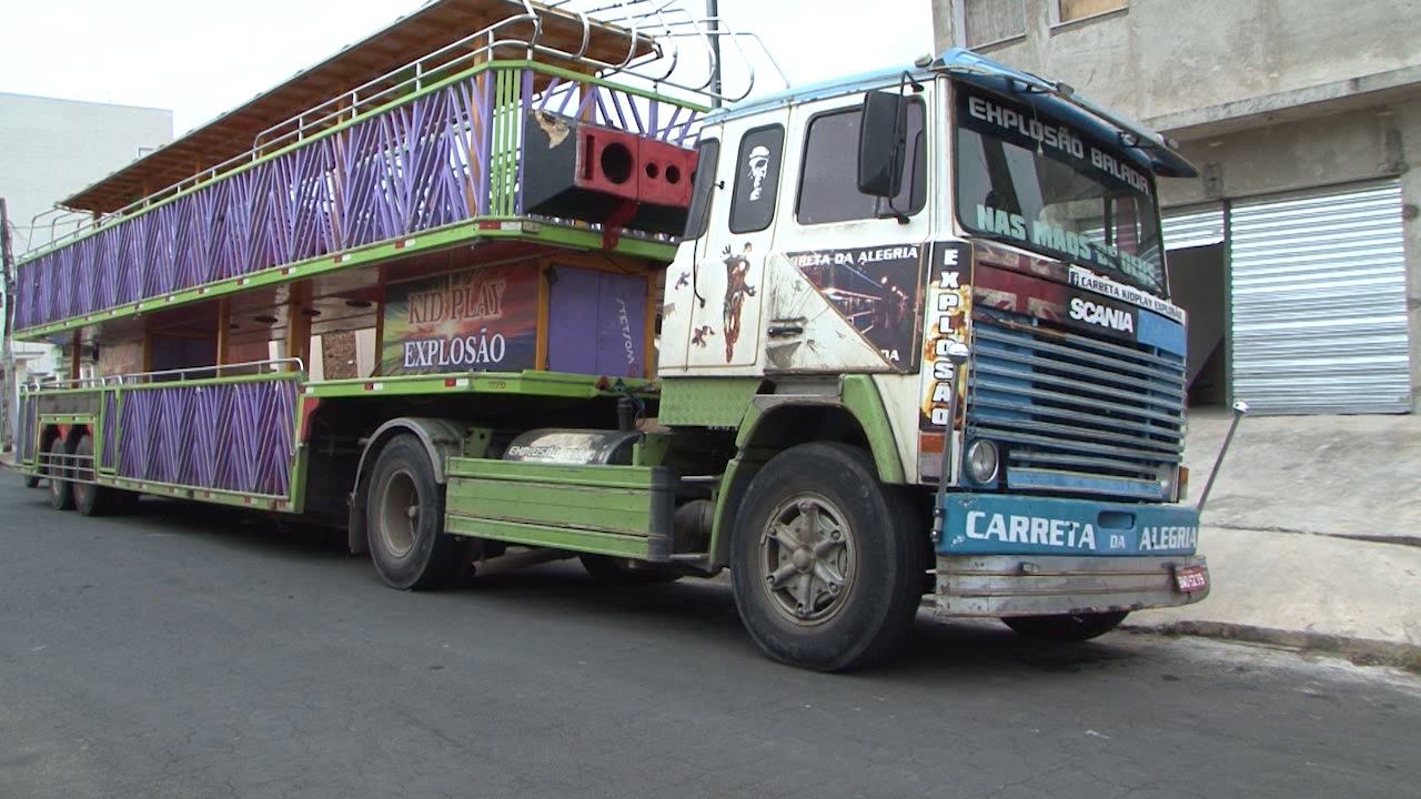 Confusão: jovens jogam pedra em carreta da alegria
