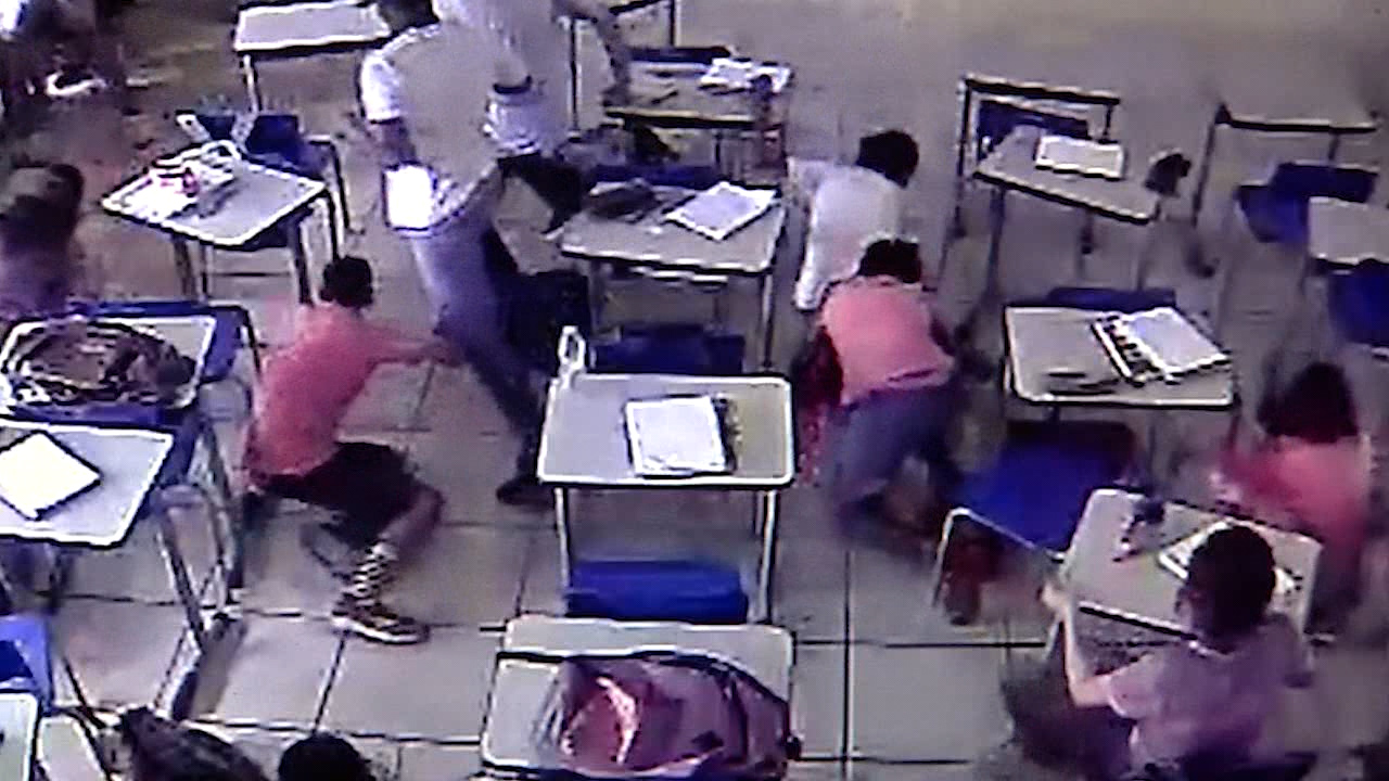 Adolescentes são baleados dentro de sala de aula