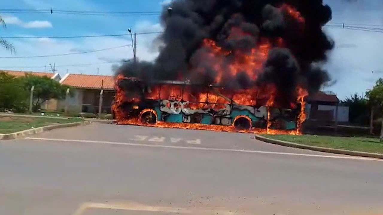 Pânico: Ônibus é incendiado por bandidos