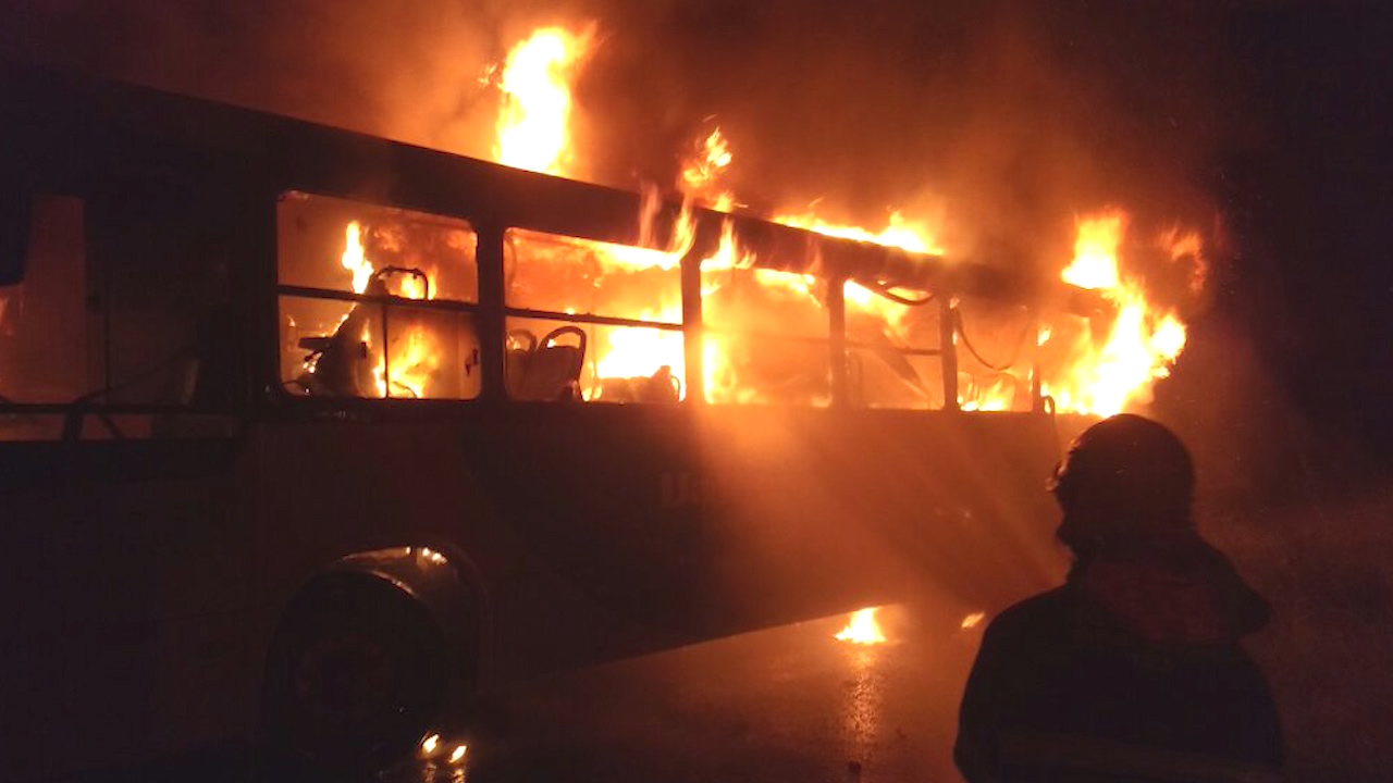 Ônibus é incendiado: nenhum suspeito preso