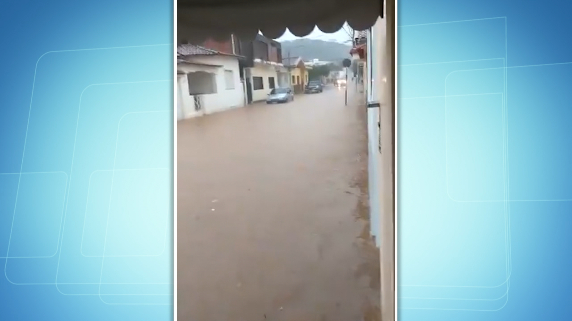 Chuva: córrego alaga e invade casa
