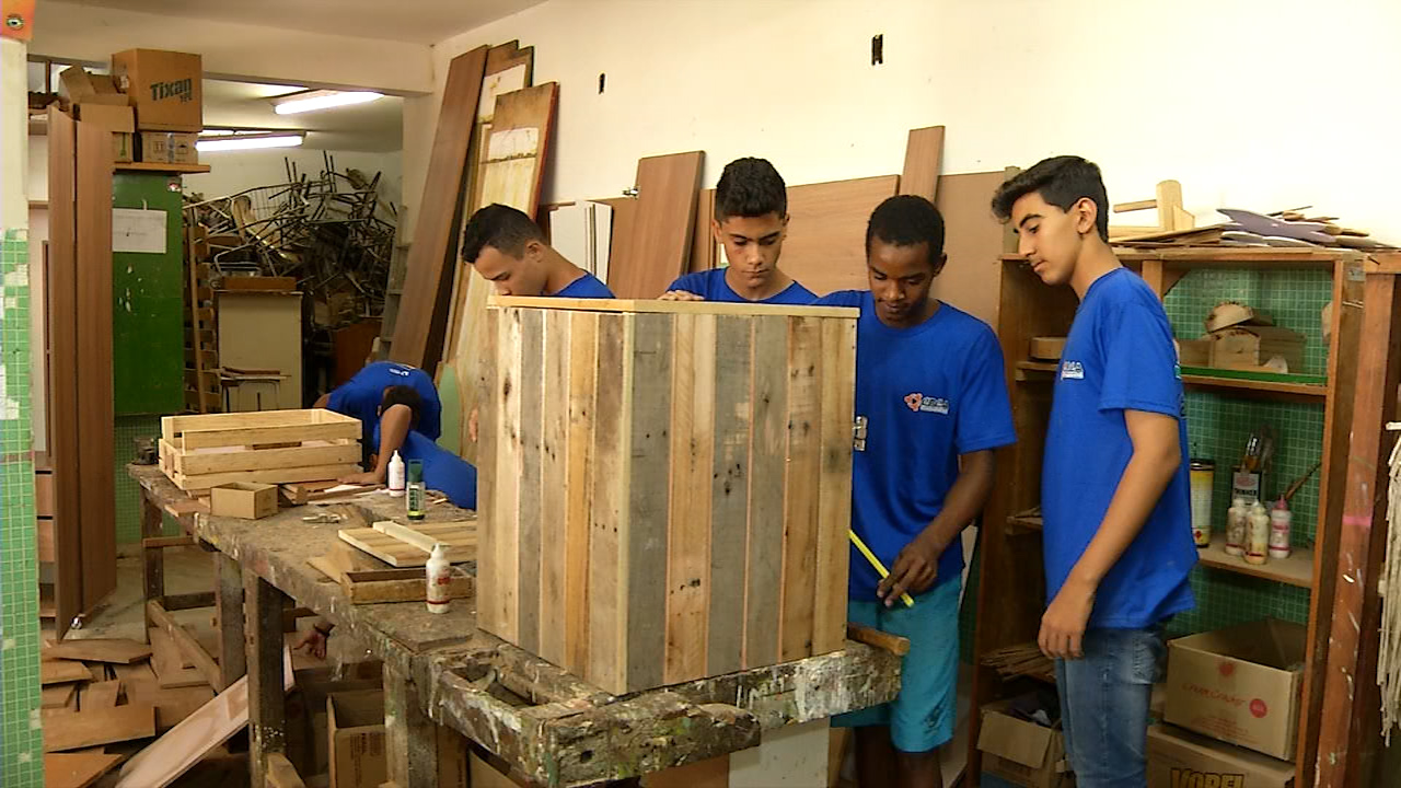Cidadania: adolescentes aprendem marcenaria
